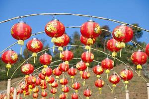 rosso Cinese lanterne con blu cielo foto