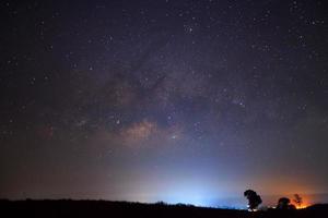 silhouette di albero e latteo modo, lungo esposizione fotografia. foto