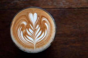 caffè latte macchiato arte su legna tavolo sfondo foto