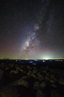 La galassia della Via Lattea con la manopola di pietra a terra è il nome lan hin pum punto di vista al parco nazionale di phu hin rong kla a phitsanulok, tailandia foto