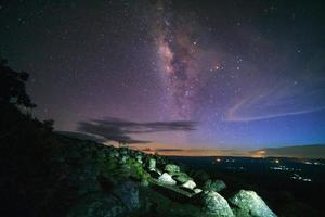 La galassia della Via Lattea con la manopola di pietra a terra è il nome lan hin pum punto di vista al parco nazionale di phu hin rong kla a phitsanulok, tailandia foto