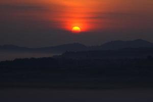 nebbioso Alba nel il montagna foto