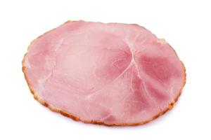 prosciutto affumicato affettato isolato su sfondo bianco foto