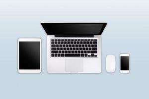 tablet laptop smartphone e caffè su sfondo blu con spazio di testo e spazio di copia foto