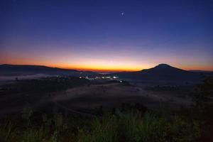 Foschia mattutina alba nel punto di vista di khao takhian ngo a khao-kho phetchabun, Tailandia foto