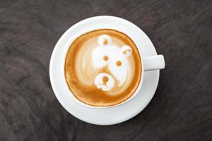 un' tazza di caffè latte macchiato arte piace orso viso foto