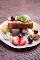 francese crostini e fresco frutta con caramello salsa foto