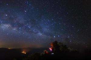 latteo modo galassia a doi inthanon chiang mai, tailandia.long esposizione fotografare.con grano foto