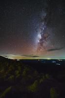 La galassia della Via Lattea con la manopola di pietra a terra è il nome lan hin pum punto di vista al parco nazionale di phu hin rong kla a phitsanulok, tailandia foto