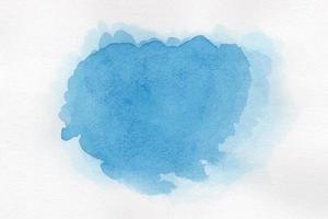 acquerello blu astratto su sfondo bianco il colore che spruzza sulla carta è disegnato a mano. foto