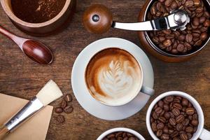 tazza di caffè su il Marrone di legno sfondo foto