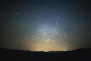 galassia della via lattea con stelle e polvere spaziale nell'universo foto