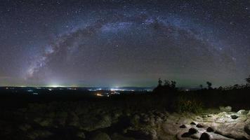 panorama latteo modo galassia con pomello pietra terra è nome lan hin pum punto di vista a phu hin rong kla nazionale parco nel fitsanulok, Tailandia foto