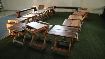 pile di piccolo Marrone pieghevole tavoli per apprendimento il Corano foto