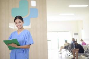 ritratto di asiatico fiducioso sorridente femmina infermiera Lavorando nel ospedale , Salute cura concetto foto