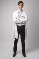 ritratto di maschio fiducioso medico al di sopra di bianca sfondo studio, assistenza sanitaria e medico tecnologia concetto. foto