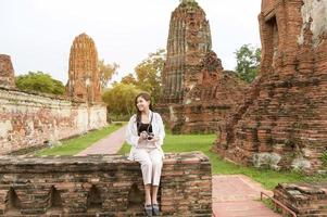 giovane bellissimo donna in viaggio e assunzione foto a tailandese storico parco, vacanze e culturale turismo concetto.