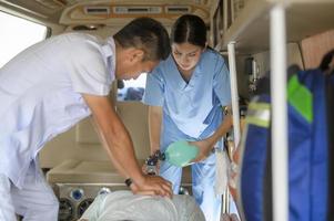 gruppo di salvare emergenza squadra trasporto paziente a partire dal emergenza auto attraverso ospedale corridoi. cardio polmonare rianimazione su un inconscio paziente . foto