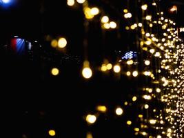 bokeh di Natale leggero con il nero sfondo foto