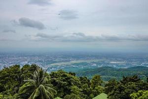 bellissimo paesaggio urbano Visualizza di chiang Mai città su doi suthep montagna nel giorno tempo a chiang Mai città Tailandia foto