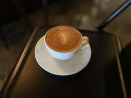 tazza di caffè calda sul tavolo foto