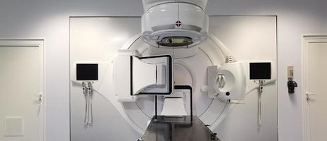 un' parte di moderno lineare acceleratore nel oncologico cancro terapia nel un' moderno Ospedale. foto