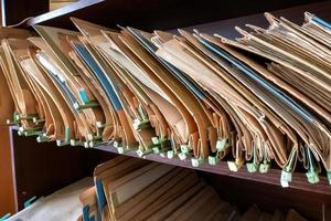 vecchio cartelle con documenti nel il biblioteca. foto