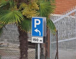 parcheggio cartello con direzione freccia foto