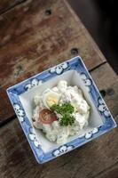 Patata e uovo insalata tapas nel rustico ristorante foto
