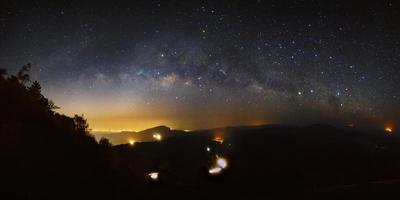 panorama latteo modo galassia a doi inthanon chiang mai, tailandia.long esposizione fotografare.con grano foto