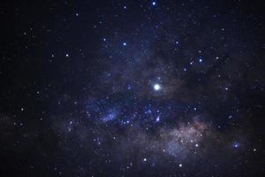 luce stellare nel notte cielo e latteo modo galassia. lungo esposizione fotografare.con grano foto