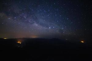 latteo modo galassia a doi inthanon chiang mai, tailandia.long esposizione fotografare.con grano foto