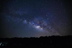 latteo modo galassia e silhouette di albero con nube a phu hin rong kla nazionale parco, phitsanulok Tailandia foto