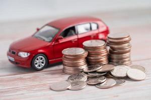 auto sulla pila di monete. prestito auto, finanza, risparmio di denaro, assicurazioni e concetti di tempo di leasing. foto