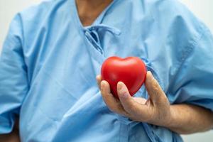 asiatico anziano o anziano vecchio signora donna paziente Tenere rosso cuore, salutare forte medico concetto. foto