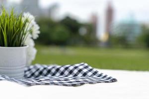 picnic stoffa nero - blu piazza modello su il bianca stoffa nel il parco e al di fuori campo per imballare o pacchetto sparo. foto