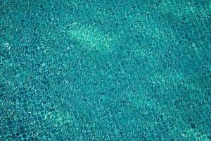 colore turchese sulla superficie dell'acqua della piscina con molte onde intorno per lo sfondo o lo sfondo di qualsiasi disegno grafico foto