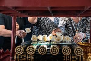 asiatico posare giù il sandalo per rispetto il persone passato lontano, tailandese tradizionale cerimonia. foto