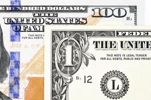 colpo di macro di una nuova banconota da 100 dollari e un dollaro