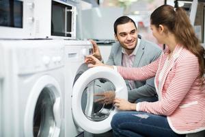 coppia scegliendo lavatrice foto