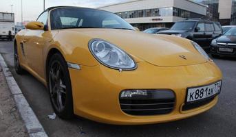 supercar porsche 911 finito nel giallo nel il strada. sankt petersburg Russia, 08 2022 foto