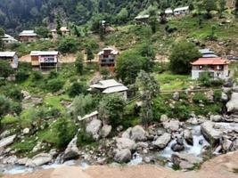 kashmir è il maggior parte bellissimo regione nel il mondo quale è famoso per suo verde valli, bellissimo alberi, alto montagne e fluente molle. foto