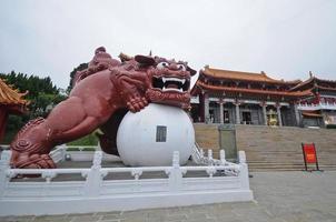 rosso metallico custode Leone statura nel sole Luna lago tempio nel Taiwan foto