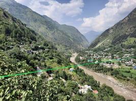 kashmir è il maggior parte bellissimo regione nel il mondo quale è famoso per suo verde valli, bellissimo alberi, alto montagne e fluente molle. foto