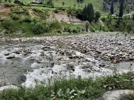 kashmir è il maggior parte bellissimo regione nel il mondo quale è famoso per suo verde valli, bellissimo alberi, alto montagne e fluente molle. foto