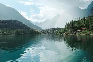 affascinante blu lago con sbalorditivo naturale Visualizza foto