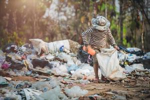 bambini trova Rifiuto per vendita e riciclare loro nel discariche, il vite e stili di vita di il povero, bambino lavoro duro e faticoso, povertà e ambiente concetti foto