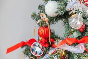 classico Natale nuovo anno decorato nuovo anno albero con rosso e bianca ornamento decorazioni giocattolo e sfera. moderno classico stile interno design appartamento. Natale vigilia a casa. foto