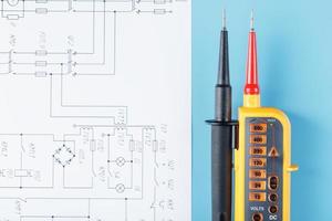 giallo voltaggio indicatore con un elettrico diagramma su un' blu sfondo. foto