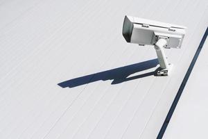 cctv telecamera su il parete di il edificio per monitoraggio e protezione. foto